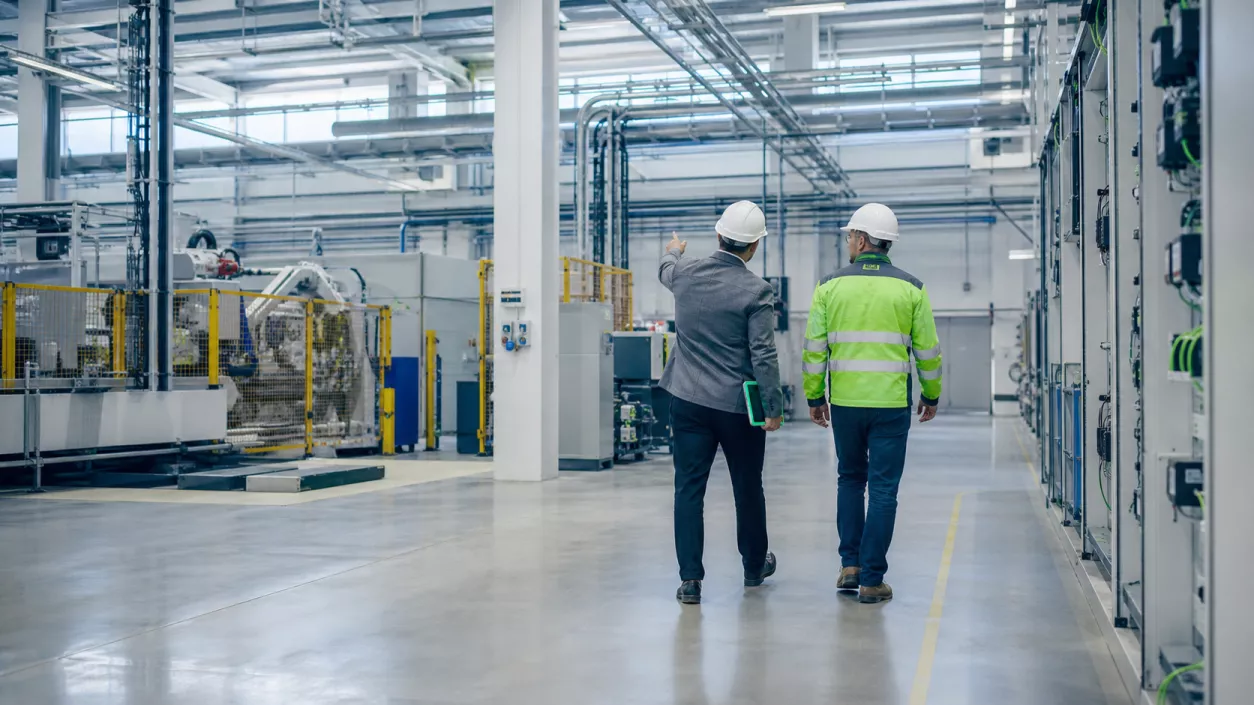 Energieberater und Betriebsverantwortlicher bei der gemeinsamen Besichtigung einer Produktionsanlage Energieberater und Betriebsverantwortlicher bei der gemeinsamen Besichtigung einer Produktionsanlage